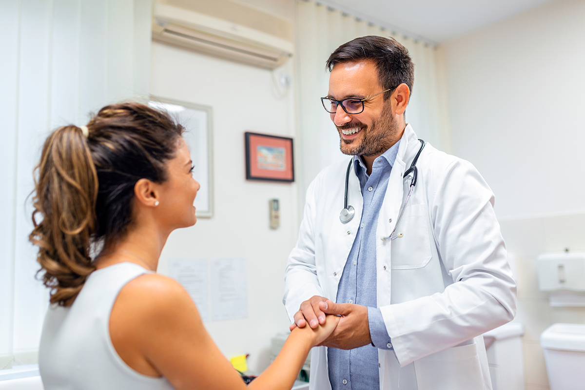 Médico acolhendo paciente em clínica moderna